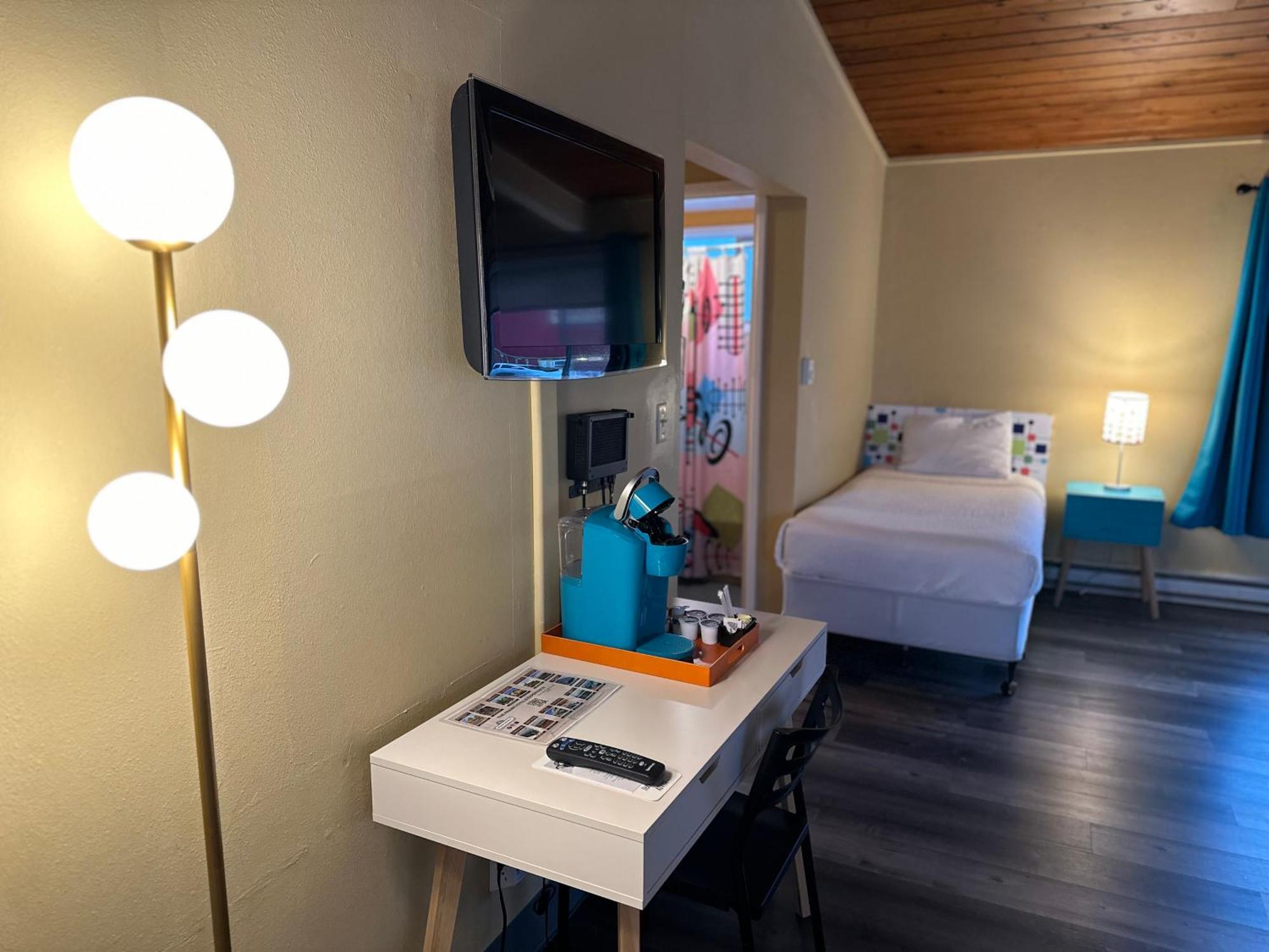 Atomic Motel Astoria Rum bild