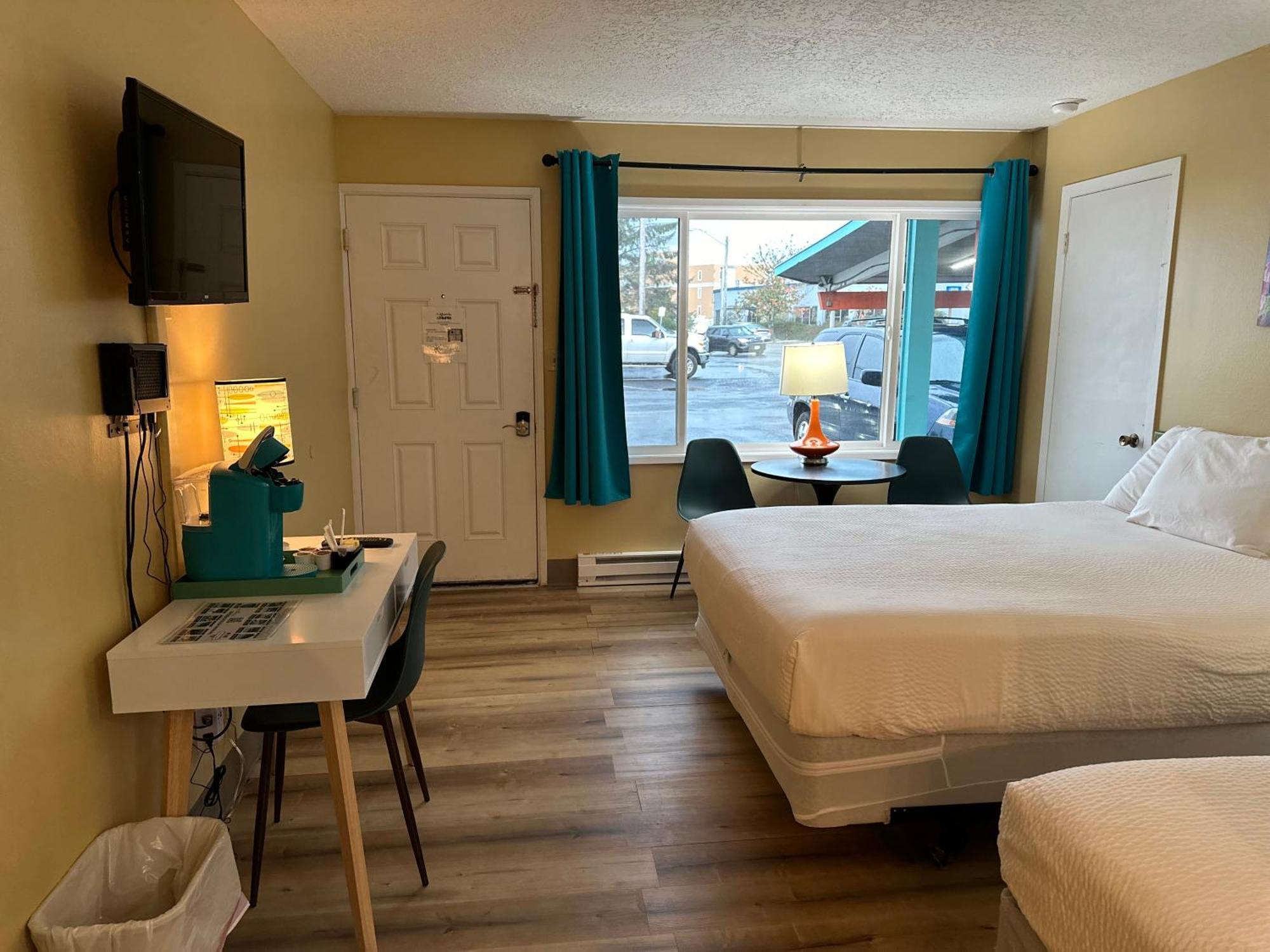 Atomic Motel Astoria Rum bild
