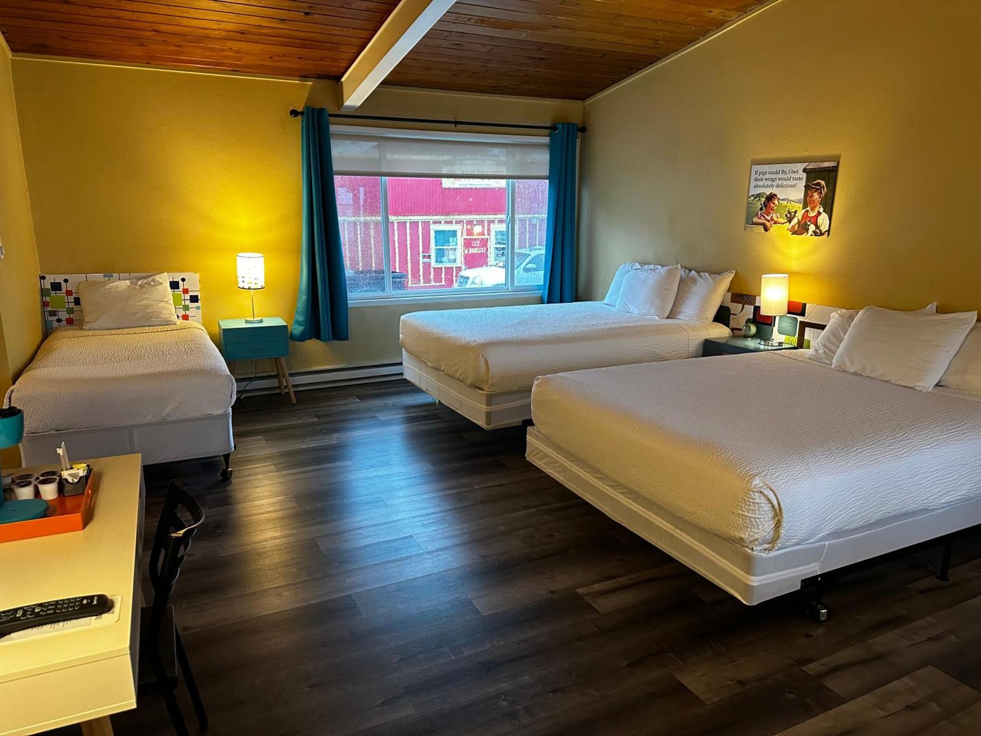 Atomic Motel Astoria Rum bild